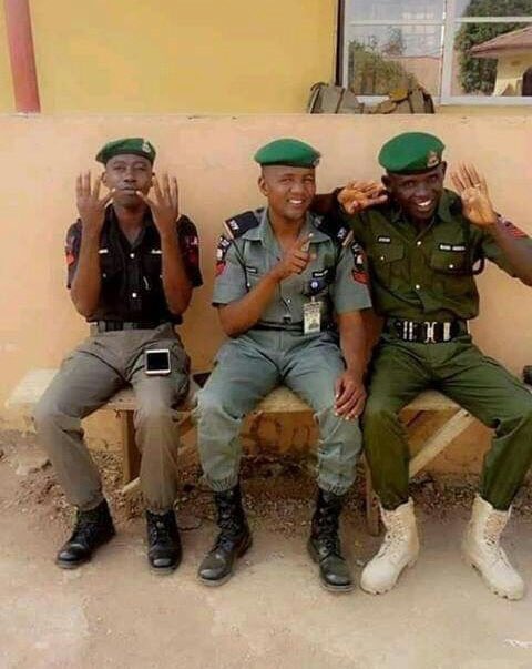 2019 General Election: Police officer Seen Displaying Buhari's 4 + 4 Symbol