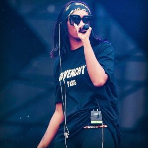 Tiwa Savage Get Mobbed By Fans At The Lagos Beach