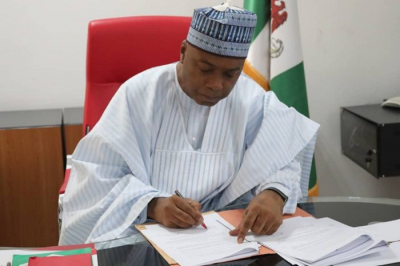 Finally! Senator Bukola Saraki Signed The Minimum Wage Bill (Photos)