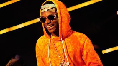 Female Fans Grab and Lick Wizkid’s D*ck On Stage (Video)
