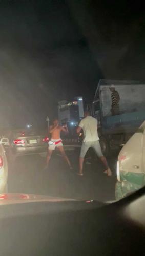 Reactions as two grown-up men were spotted fighting in the middle of the road in Lagos (video)