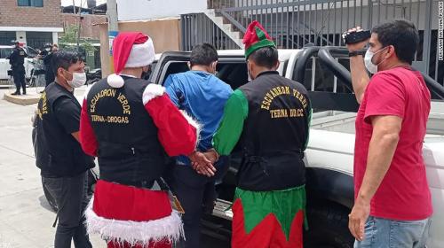 Moment two undercover?police officers?dressed as Santa Claus?and Elf make drug bust to arrest an alleged trafficker?(video)