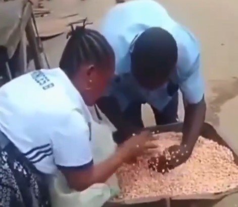 Funny!!! See What This Hausa Groundnut Seller Did To This Woman (WATCH VIDEO)