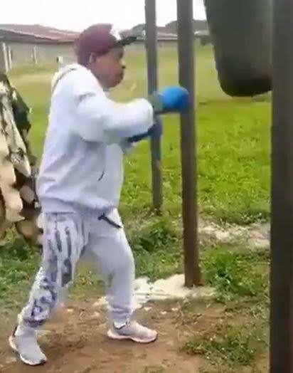 Alaafin Of Oyo Defies Old Age, shows off his boxing skills (Video)