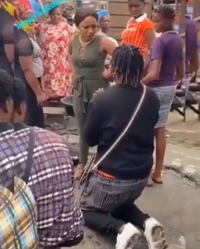 Lady disgrace boyfriend for proposing to her in a market (Video)