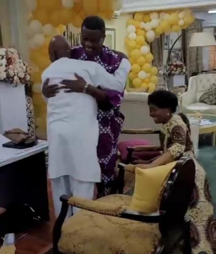 Nigerians react to video of Oyedepo’s wife kneeling down to greet Pastor Adeboye (Watch)